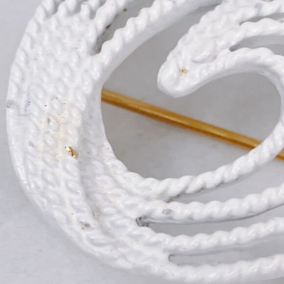 Unusual Signed Monet 1960s VTG White Enamel Floral Swirl Brooch Gold Tone Pin - Picture 2 of 8